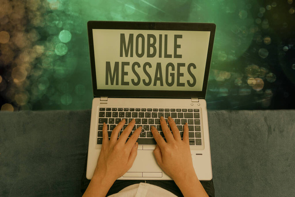 Szövegírás Mobil üzenetek. Az elektronikus üzenetek összeállítására és küldésére vonatkozó üzleti koncepció. - Fotó, kép