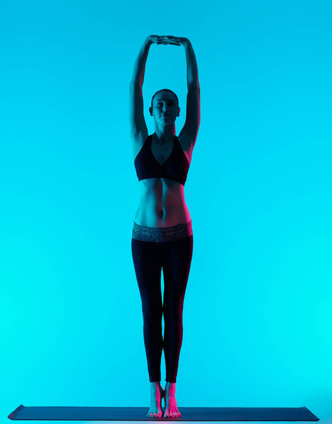 woman yoga exercices Tadasana mountain pose - 写真・画像