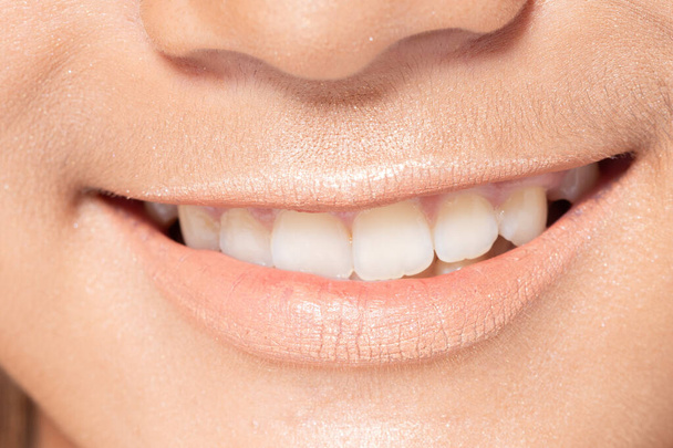 Primer plano macro retrato de la mujer dientes de labios rosados naturales, joven hembra boca cerrada abierta. Parte del cuerpo de la moda conforman forma de emoción expresa labios con lápiz labial de color, iluminación de estudio
 - Foto, Imagen