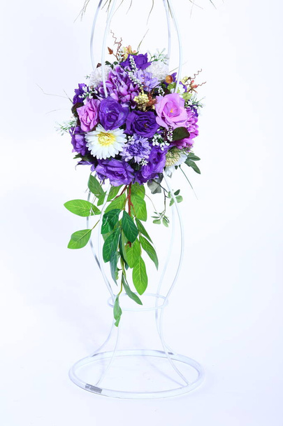 Bouquet di viola molti tipi di fiore su bianco filo alto forma stand artificiale, illuminazione studio sfondo bianco
 - Foto, immagini