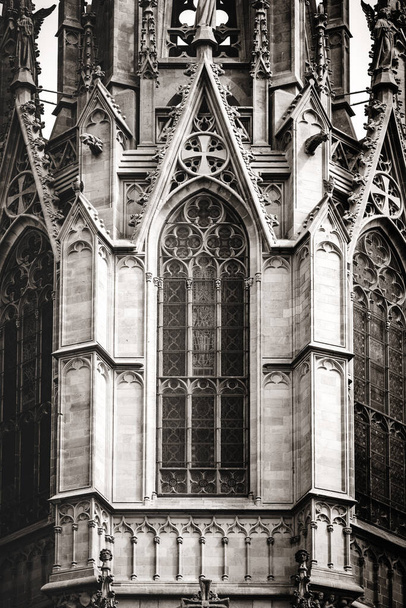 Skulpturfiligran eines gotischen Kathedrale-Hauptturms in schwarz-weiß - Foto, Bild