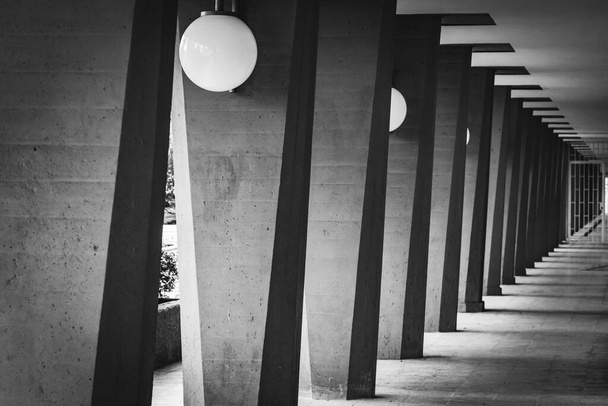 Відкритий коридор з колонками в чорно-білому
 - Фото, зображення