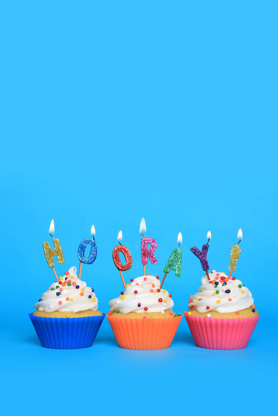 Happy Birthday Cupcakes mit Kerzen, die Hurra sagen - Foto, Bild
