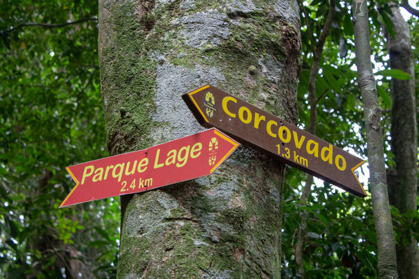 Segnaletica sul Transcarioca Trail, a Rio de Janeiro, che indica i luoghi per Corcovado e Parque Lage - Foto, immagini