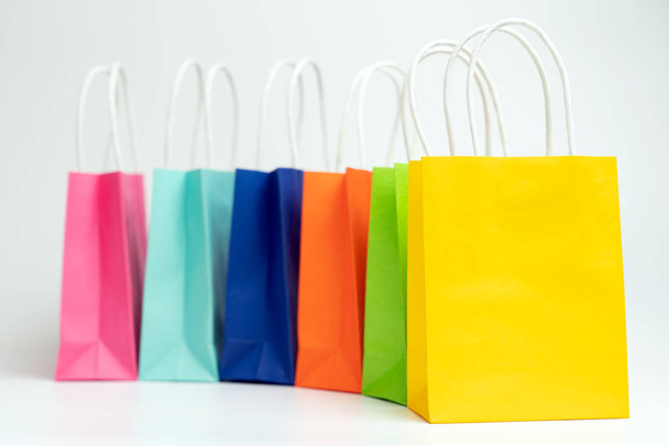 Барвисті сумки для покупок, що стоять підряд
 - Фото, зображення
