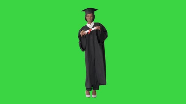 緑の画面で踊る女性の学生を卒業した幸せなアフロ,クロマキー. - 映像、動画