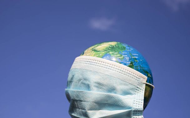 alerta mundial coronavirus - máscara quirúrgica en el globo
 - Foto, imagen