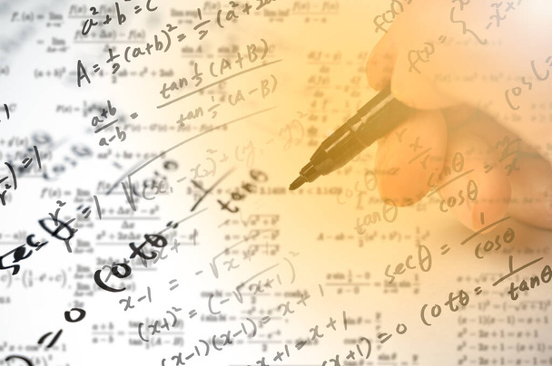 Matematiksel formüllerle dolu bir not. Eğitim kavramı - Fotoğraf, Görsel