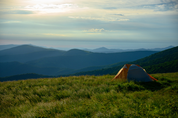 Ein einzelnes Zelt steht auf dem Grasfeld in den Blue Ridge Bergen - Foto, Bild