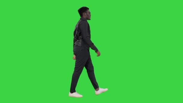 Afroamerický jazzový hudebník s trumpetou procházkou a hraním na zelené obrazovce, Chroma Key. - Záběry, video