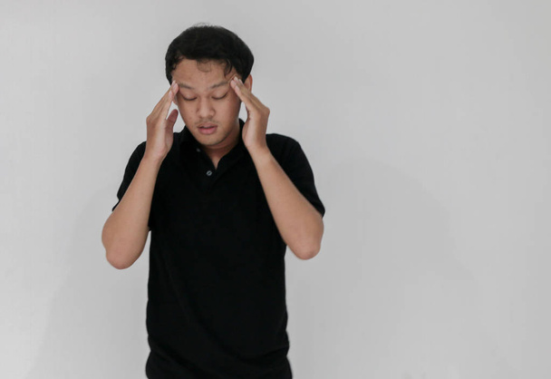 Sofrendo jovem asiático homem em máscara
 - Foto, Imagem