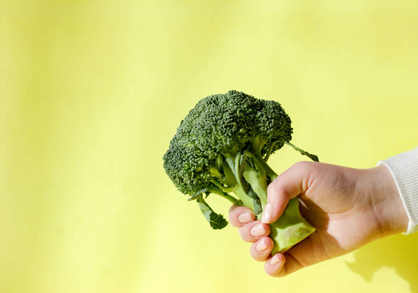 woman holding broccoli. healthy eating concept. weight loss and dieting. vegetarian meal and low carb diet  - Foto, Imagem