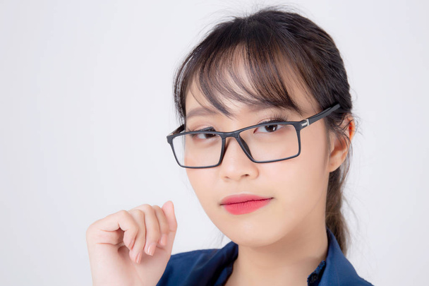 hermoso retrato joven negocio asiático mujer de pie usando gafas con confianza aislada en fondo blanco, Asia empresaria carrera secretaria o contable trabajo éxito con sonriente feliz
. - Foto, imagen