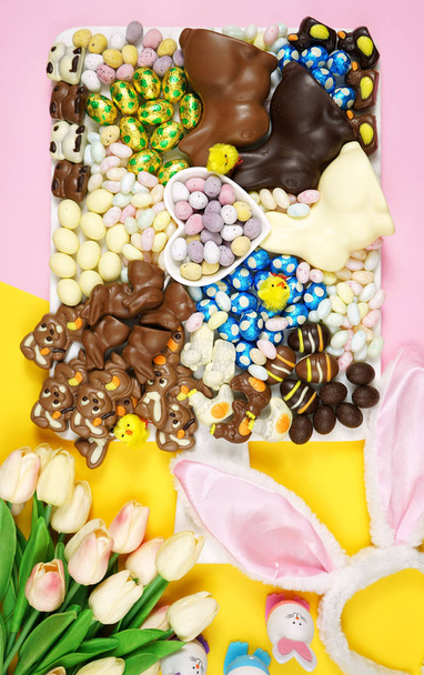 Happy Easter chocolate and candy eggs and bunnies grazing platter. - Foto, afbeelding