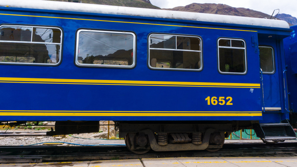 Chemin de fer cargo bleu, dans la ville d'Aguas Calientes, Pérou
 - Photo, image