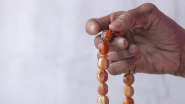 Detailní záběr starší ženy ruku modlí za ramadán  - Záběry, video