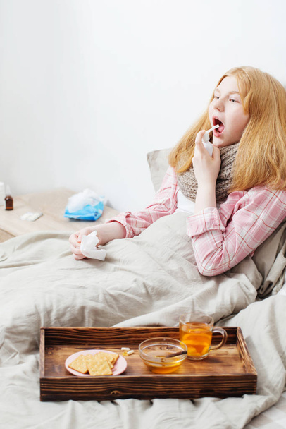 sick teenager girl in bed - Φωτογραφία, εικόνα