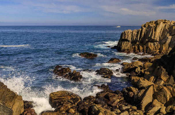 Πανοραμική θέα των κυμάτων του Ειρηνικού Ωκεανού συντρίβεται στα βράχια της τραχιάς ακτής της Βόρειας Καλιφόρνιας στο Monterey - Φωτογραφία, εικόνα