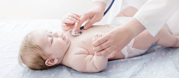 doctor listens to small child with  stethoscope - Φωτογραφία, εικόνα