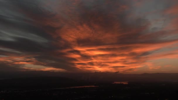 日の出は、オレゴン州のイーストサイド、 4Kのタイムラプスにわたって形成された大きな雲に美しい色をもたらします。より劇的な効果のためにスピードアップ. - 映像、動画