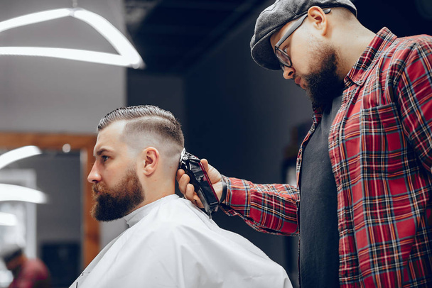 Stylish man sitting in a barbershop - Fotografie, Obrázek