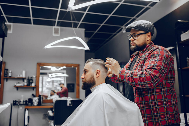 Stylish man sitting in a barbershop - Φωτογραφία, εικόνα