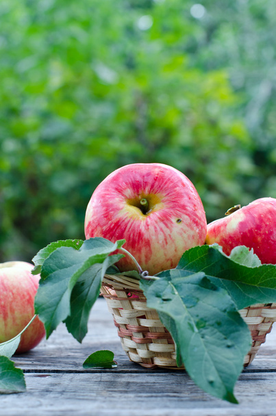 красные яблоки на деревянном фоне - Фото, изображение