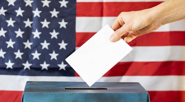 Выборы в США рука женщины положить свой голос в урну для голосования
 - Фото, изображение