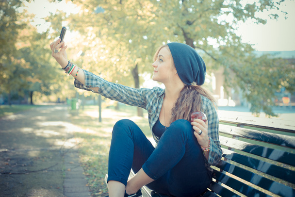 schöne junge blonde Hipster-Frau Selfie - Foto, Bild