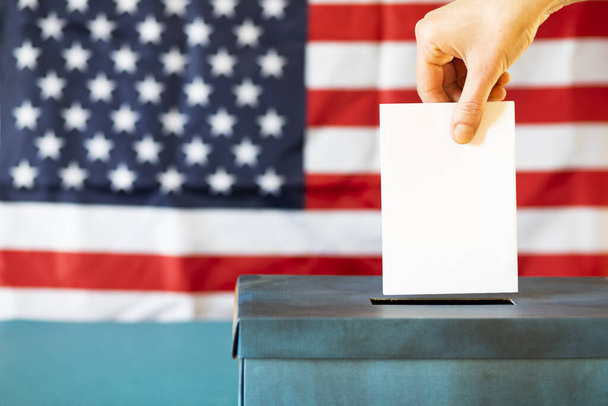 Выборы в США рука женщины положить свой голос в урну для голосования
 - Фото, изображение