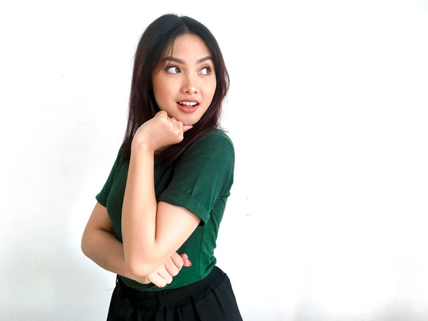 Emocjonalne azjatyckie dziewczyna w greent t-shirt - Zdjęcie, obraz