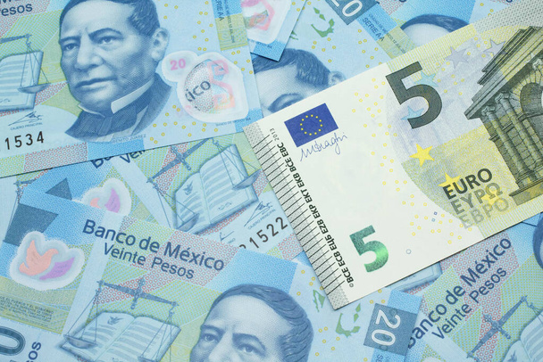 Detailní záběr pěti eurobankovek z Evropy v makru s postelí z mexických dvacetipesovek - Fotografie, Obrázek