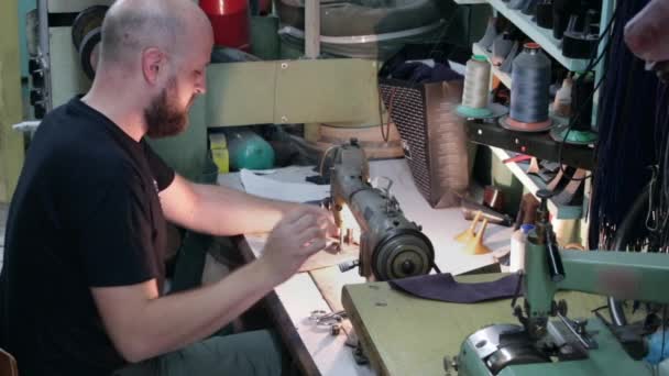  A male shoemaker sewing leather with an old sewing machine. - Footage, Video