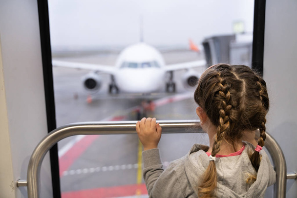 Girl Looking At Airplane Before Boarding For Family Vacation - Φωτογραφία, εικόνα