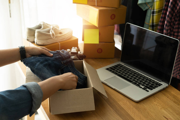 Women business owner business start up online seller with packing cardboard box  - Foto, imagen