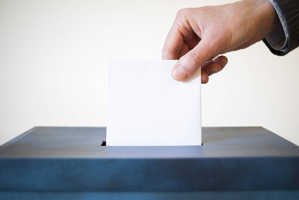 verkiezingen hand zetten stemming in de stembus - Foto, afbeelding