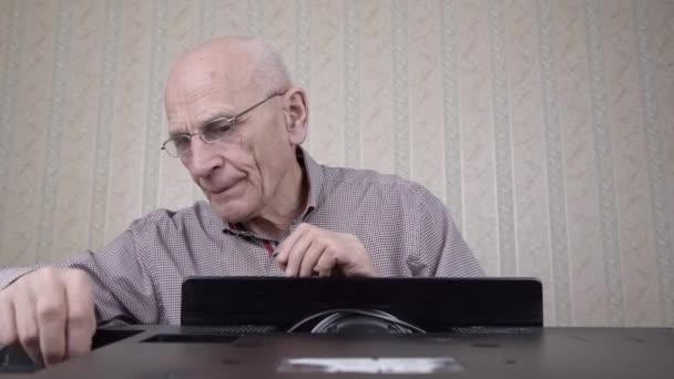senior engineer takes jacks unscrews old television cover - Séquence, vidéo