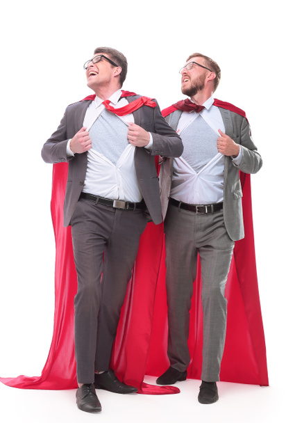 Два бізнесмени в червоних капелюхах стоять у позі Супермена. - Фото, зображення