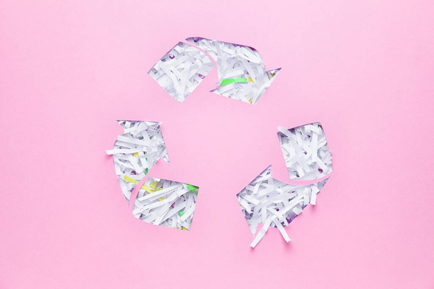 Recyklační cedule se strouhaným papírem. Ekologický koncept - Fotografie, Obrázek