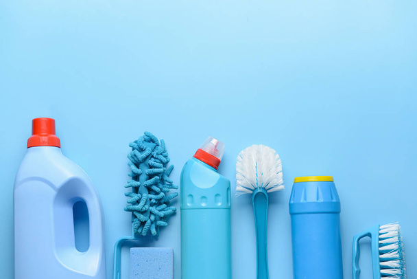 Set of cleaning supplies on color background - Foto, afbeelding