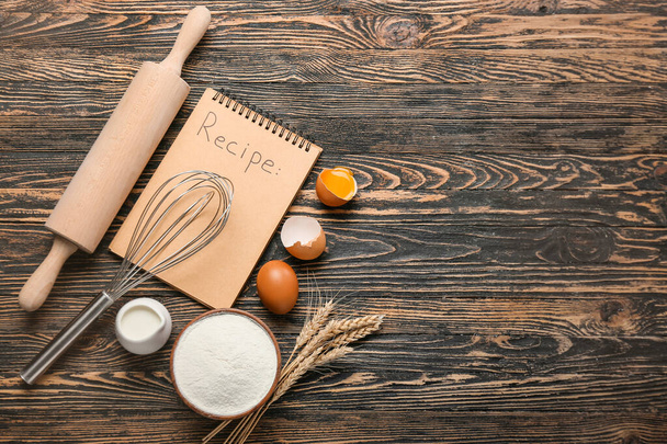 Složky pro přípravu pekařství a notebooku na dřevěném pozadí - Fotografie, Obrázek