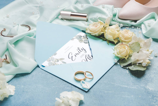 Schöne Komposition mit Hochzeitseinladung auf farbigem Hintergrund - Foto, Bild