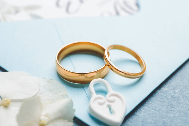 Krásná svatební pozvánka s prsteny na barevném pozadí, detailní záběr - Fotografie, Obrázek
