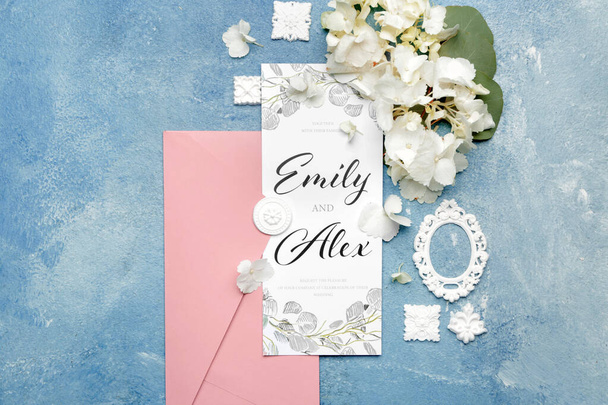 Belo convite de casamento em fundo de cor
 - Foto, Imagem