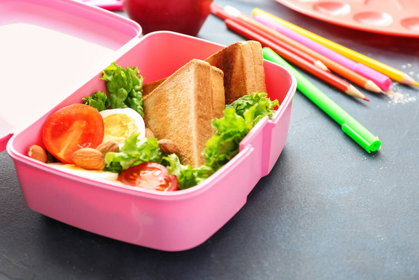 Boîte à lunch scolaire avec une nourriture savoureuse sur la table
 - Photo, image