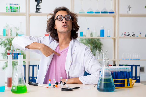 Homme drôle chimiste travaillant dans le laboratoire - Photo, image