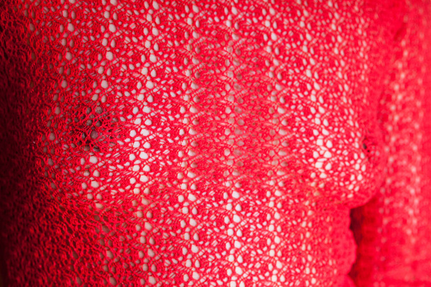 sexy kobieta w a czerwony przezroczysty bluzka. - Zdjęcie, obraz
