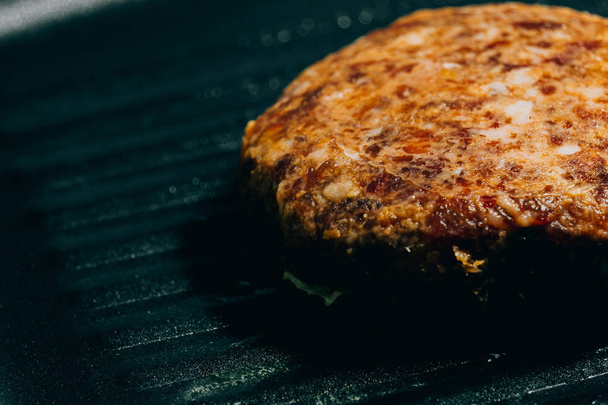 Hamburg meat grilling in a pan One of the main ingredients of a hamburger. - Foto, Imagem