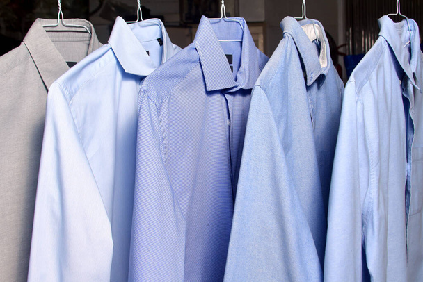 chemises repassées sur cintre de nettoyage à sec
 - Photo, image