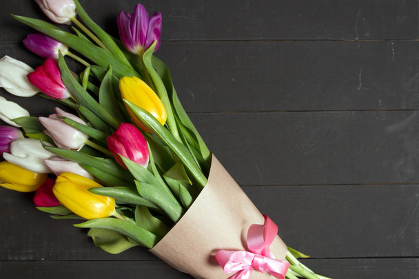 床に色のチューリップの花束。女性の日への贈り物。春チューリップの花の背景 - 写真・画像